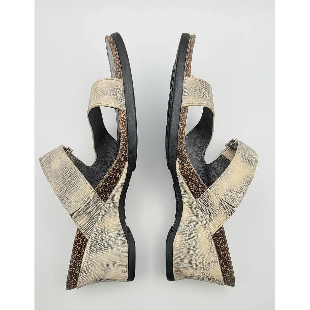 Ariat Women's Wedge Sandals Size 9B Gray Cream Embossed Reptile Print Slip On - Picture 4 of 11